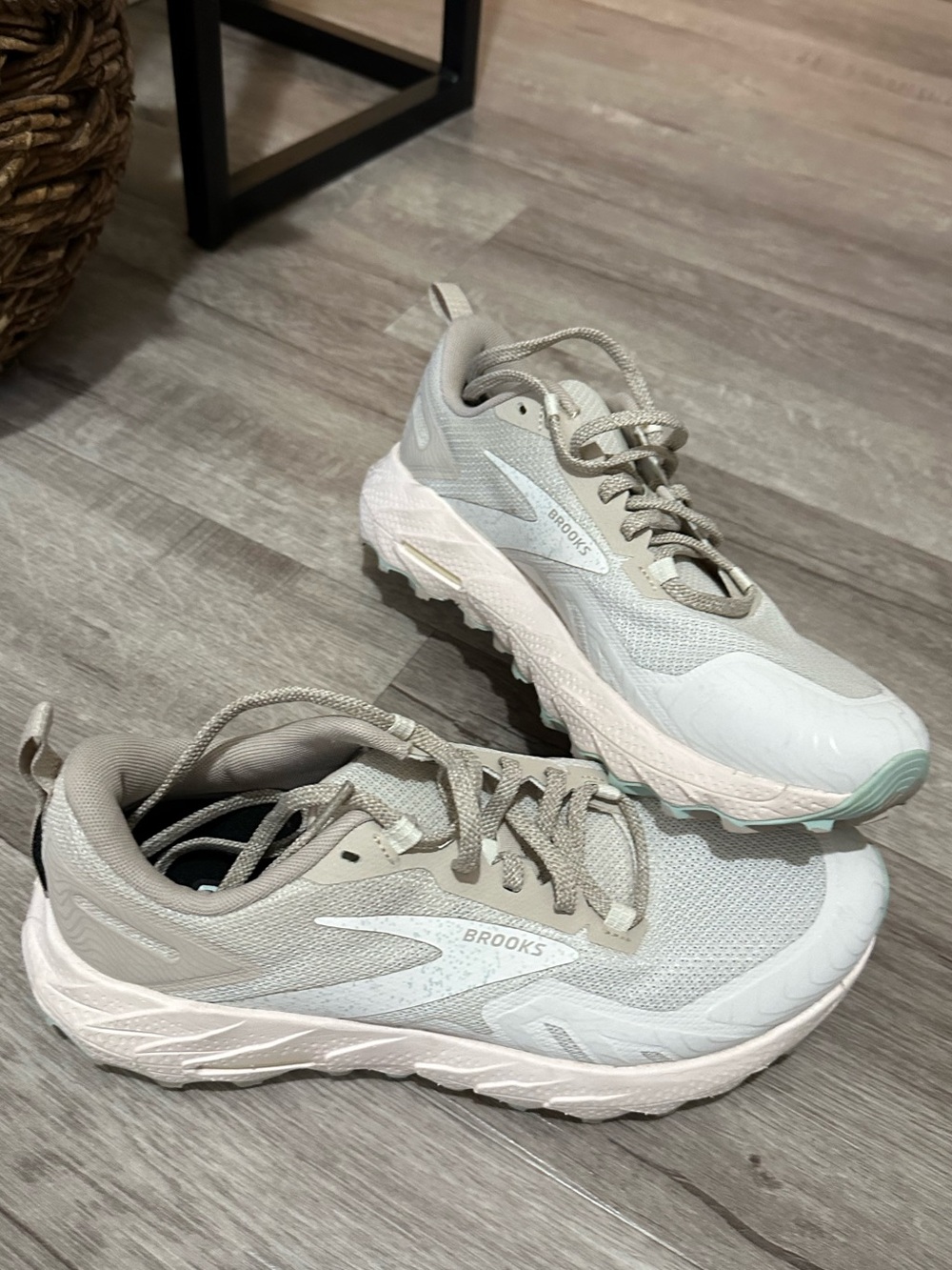 Brooks Women's Cascadia 17 Trail Running Shoes in Sand/Light Grey sz 8.5
